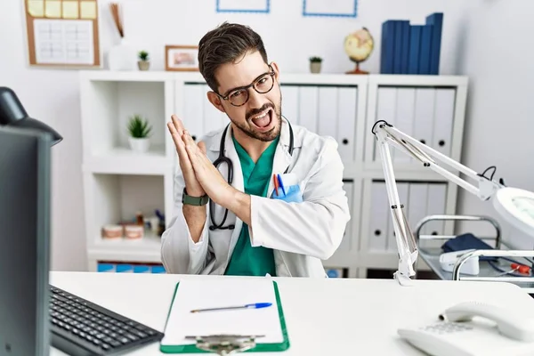 Young Man Beard Wearing Doctor Uniform Stethoscope Clinic Clapping Applauding — Stock Photo, Image