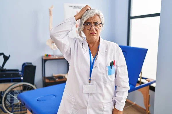 Middle Age Woman Grey Hair Working Pain Recovery Clinic Confuse — Stock Photo, Image