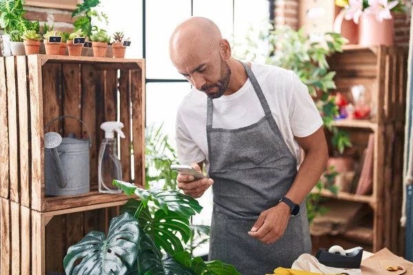 Young Bald Man Florist Using Smartphone Florist —  Fotos de Stock