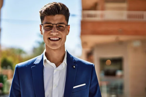 Ung Man Ler Säker Bär Kostym Och Glasögon Gatan — Stockfoto