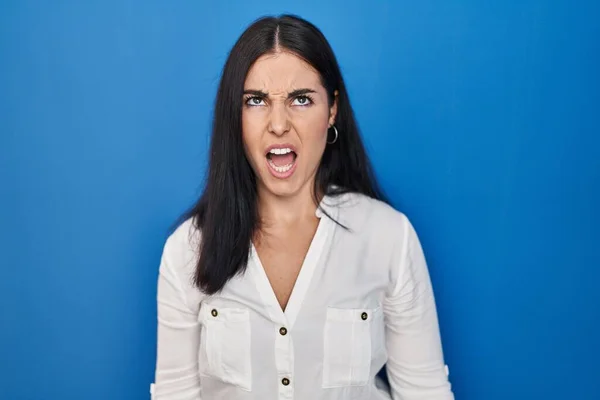Young Hispanic Woman Standing Blue Background Angry Mad Screaming Frustrated — Stockfoto