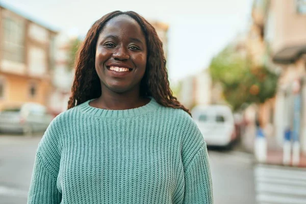 Joven Mujer Africana Sonriendo Feliz Ciudad — Foto de Stock