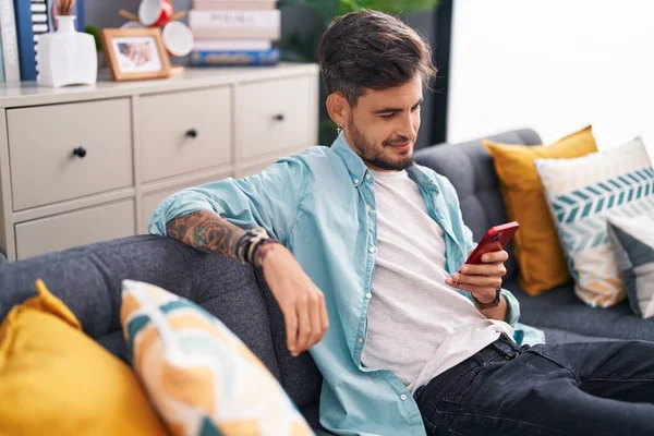 Evdeki Kanepede Oturan Akıllı Telefon Kullanan Genç Bir Spanyol — Stok fotoğraf
