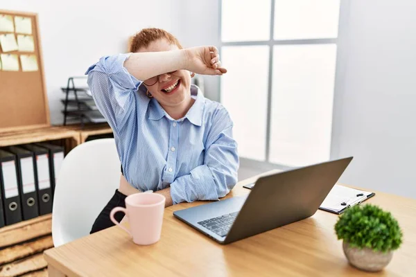 Ung Rödhårig Kvinna Som Arbetar Kontoret Med Dator Laptop Täcker — Stockfoto