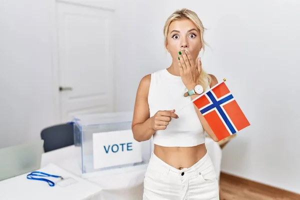 Junge Kaukasische Frau Wahlkampf Mit Norwegischer Fahne Die Mund Und — Stockfoto