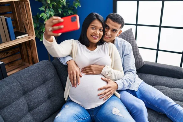 Jong Latijn Paar Verwachten Baby Selfie Door Smartphone Thuis — Stockfoto