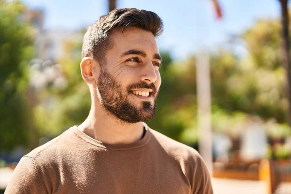 Parkta Kendinden Emin Gülümseyen Spanyol Genç Adam — Stok fotoğraf