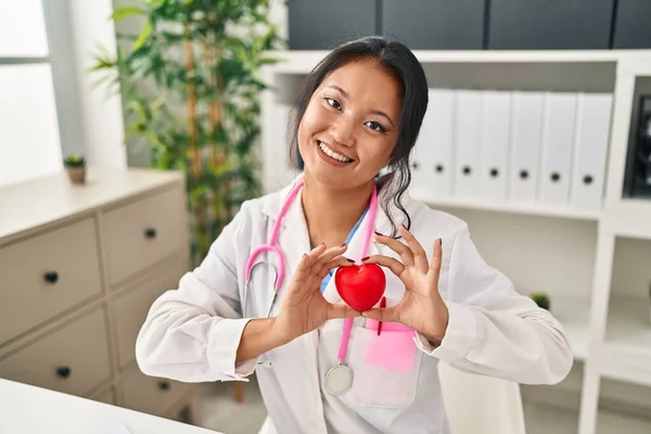 Young Chinese Woman Wearing Doctor Uniform Holding Heart Clinic — Stock Photo, Image
