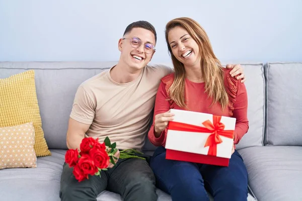 Man Woman Mother Son Holding Gift Flowers Home — Stock Photo, Image