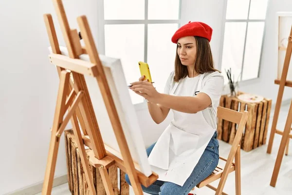 Νεαρή Ισπανίδα Καλλιτέχνιδα Που Φοράει Γαλλικό Μπερέ Σχέδιο Χρησιμοποιώντας Smartphone — Φωτογραφία Αρχείου