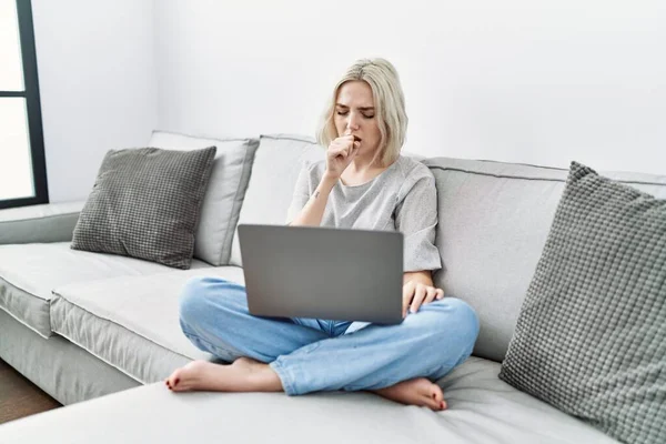 Mulher Branca Jovem Usando Laptop Casa Sentado Sofá Sentindo Mal — Fotografia de Stock