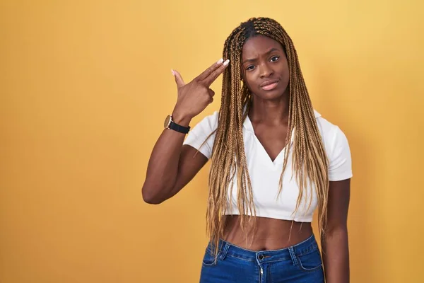 Sarı Arka Planda Örülmüş Saçları Olan Afrikalı Amerikalı Bir Kadın — Stok fotoğraf