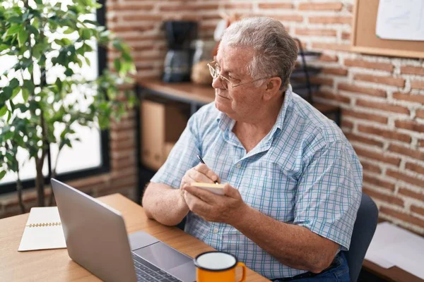 Középkorú Ősz Hajú Férfi Üzletember Aki Laptopot Használ Hogy Emlékeztető — Stock Fotó