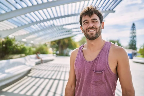 Ung Latinamerikansk Man Ler Lycklig Stående Vid Staden — Stockfoto