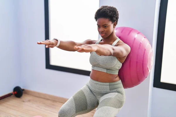 African American Woman Training Legs Exersice Sport Center — стокове фото