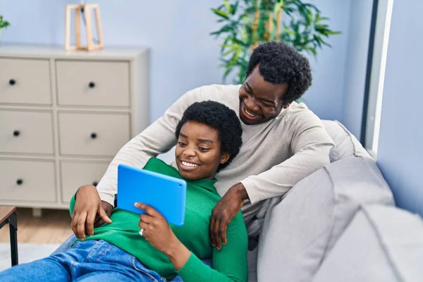 Afroamerikanisches Paar Sitzt Mit Touchpad Auf Sofa Hause — Stockfoto