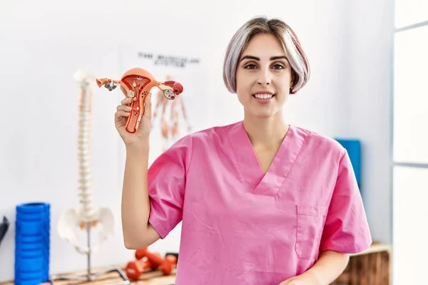Jonge Kaukasische Gynaecoloog Vrouw Met Fallopian Buis Anatomisch Model Staande — Stockfoto