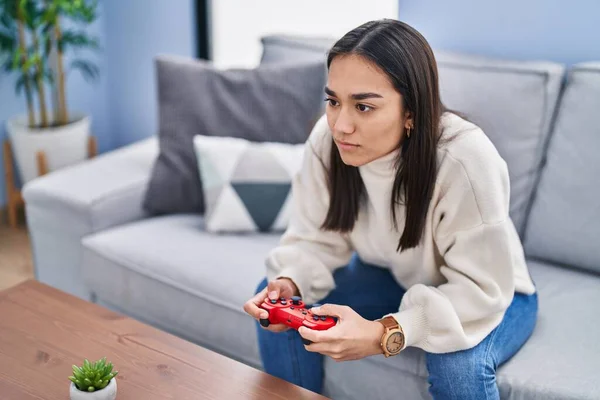 Mladý Hispánec Žena Hraje Videohry Sedí Pohovce Doma — Stock fotografie