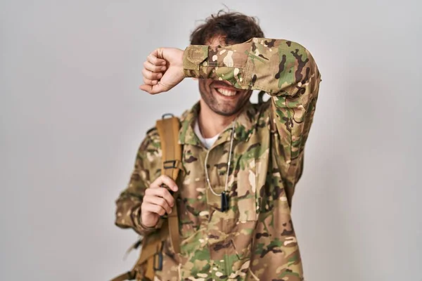 Jovem Hispânico Vestindo Uniforme Exército Camuflagem Sorrindo Alegre Jogando Espreitar — Fotografia de Stock