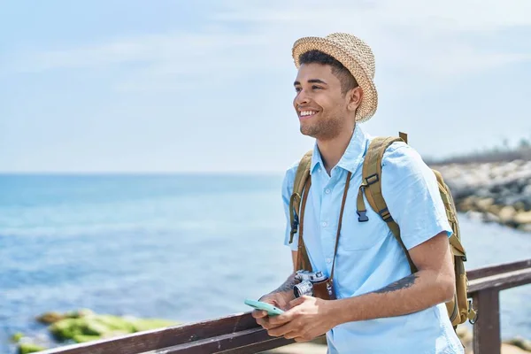 Hombre Africano Americano Turista Sonriendo Confiado Usando Teléfono Inteligente Playa —  Fotos de Stock