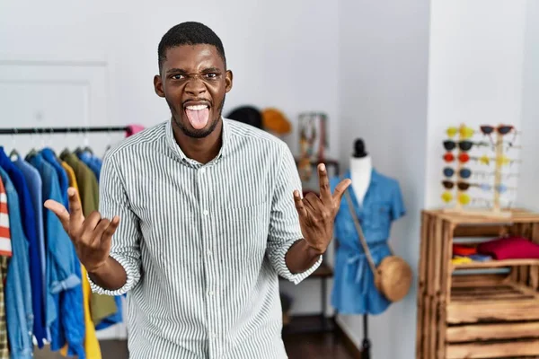 Jovem Afro Americano Trabalhando Como Gerente Boutique Varejo Gritando Com — Fotografia de Stock