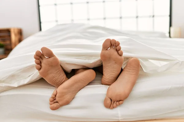 Två Latinamerikanska Män Par Liggande Sängen Sovrummet — Stockfoto