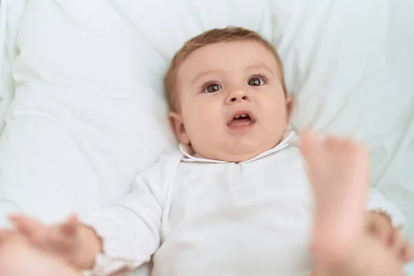 Очаровательный Малыш Уверенно Улыбающийся Лежа Кровати Спальне — стоковое фото