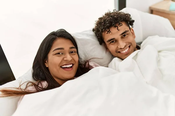 Молодая Латинская Пара Покрытие Простыней Лежал Кровати Спальне — стоковое фото