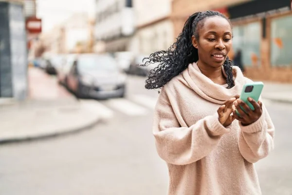 Африканская Американка Улыбается Уверенно Используя Смартфон Улице — стоковое фото