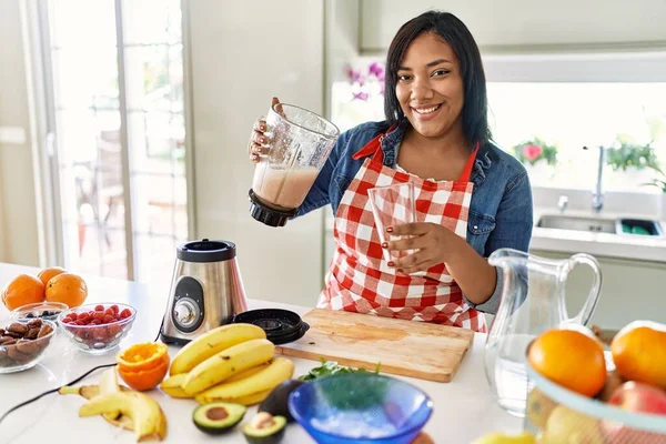 Spanyol Esmer Kadın Mutfakta Meyve Suyu Blender Hazırlıyor — Stok fotoğraf