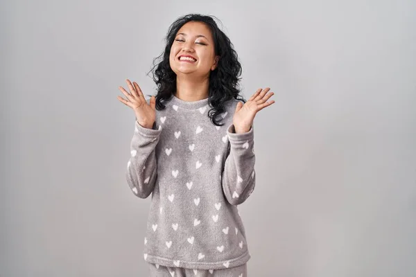 Jeune Femme Asiatique Pyjama Célébrant Fou Fou Succès Avec Les — Photo