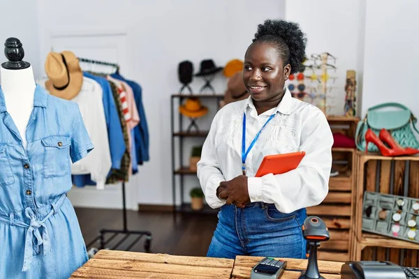 Young African American Woman Shopkeeper Smiling Confident Holding Touchpad Clothing — Zdjęcie stockowe