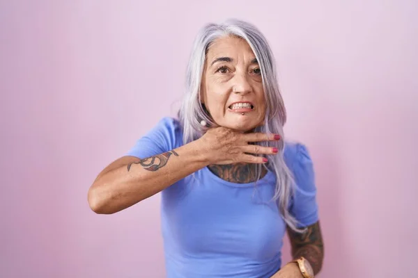 Femme Âge Moyen Avec Des Tatouages Debout Sur Fond Rose — Photo
