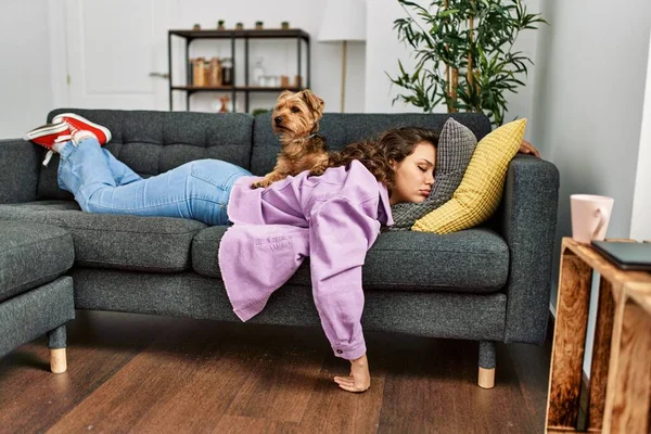 Jovem Bela Mulher Hispânica Deitada Sofá Dormindo Com Cão Casa — Fotografia de Stock