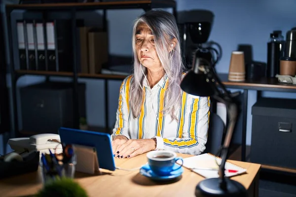 Gri Saçlı Geceleri Ofiste Çalışan Orta Yaşlı Bir Kadın Depresyonda — Stok fotoğraf