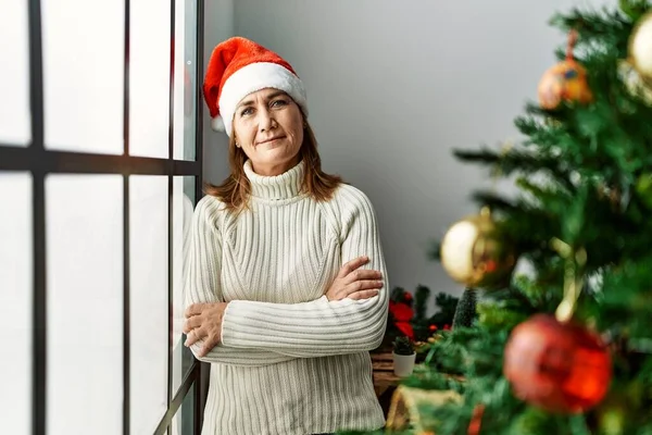 Kaukasische Frau Mittleren Alters Lächelt Selbstbewusst Und Steht Mit Verschränkten — Stockfoto