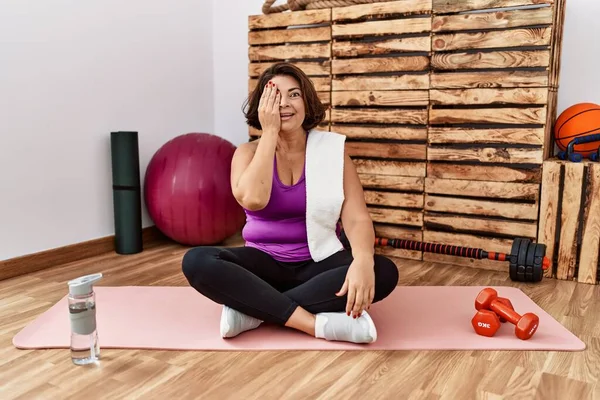 Middle Age Hispanic Woman Sitting Training Mat Gym Covering One — Stockfoto