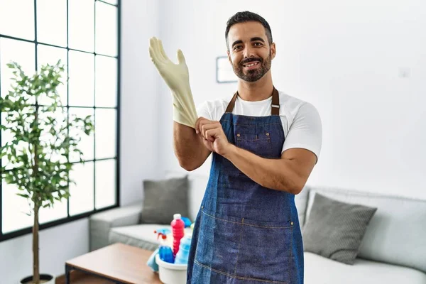 Jovem Hispânico Sorrindo Confiante Vestindo Avental Luvas Limpeza Casa — Fotografia de Stock