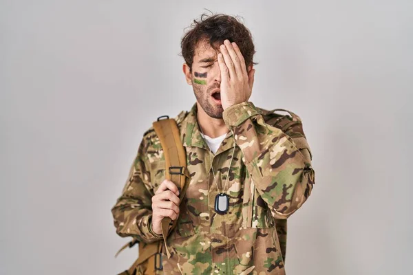 Латиноамериканец Камуфляжной Армейской Униформе Зевает Усталости Прикрывая Рукой Половину Лица — стоковое фото