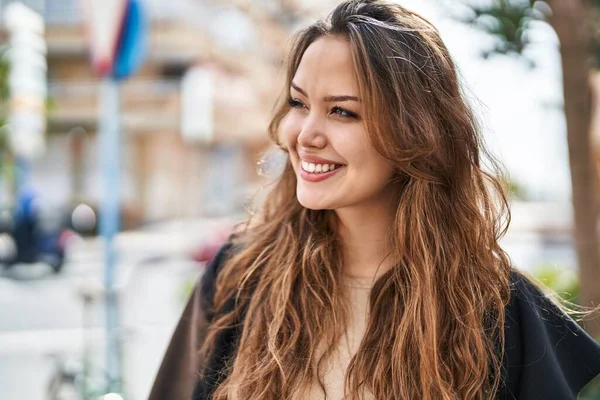 Young Beautiful Hispanic Woman Smiling Confident Looking Side Street — Foto Stock