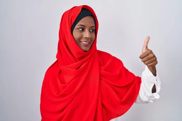 Junge Arabische Frau Mit Traditionellem Islamischen Hijab Schal Sieht Stolz — Stockfoto