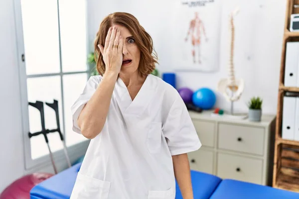 Mulher Fisioterapeuta Meia Idade Trabalhando Clínica Recuperação Dor Cobrindo Olho — Fotografia de Stock