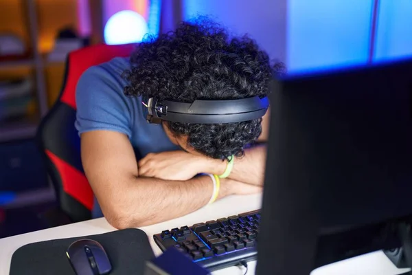 Giovane Uomo Latino Streamer Stressato Utilizzando Computer Sala Gioco — Foto Stock