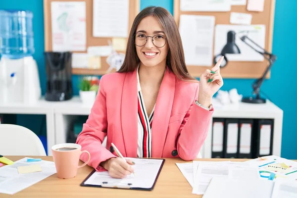 Junge Hispanische Frau Die Büro Arbeitet Trägt Eine Fröhliche Brille — Stockfoto