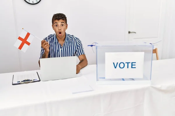 Junger Gut Aussehender Hispanischer Mann Bei Wahlkampfveranstaltung Mit Englandfahne Verängstigt — Stockfoto