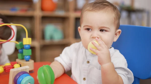 Liebenswertes Kleinkind Beißt Plastikspielzeug Auf Tisch Kindergarten — Stockfoto