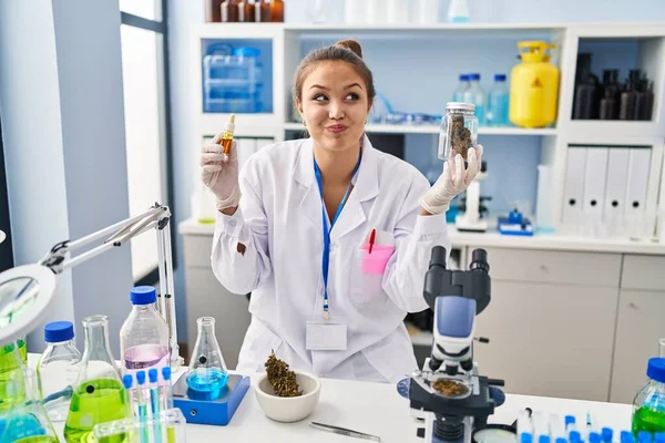 Latin Kökenli Genç Bir Kadın Laboratuvarda Yağını Alıyor Gülümsüyor Yan — Stok fotoğraf