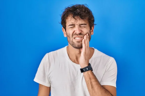 Mavi Arka Planda Dikilen Spanyol Genç Adam Diş Ağrısı Diş — Stok fotoğraf