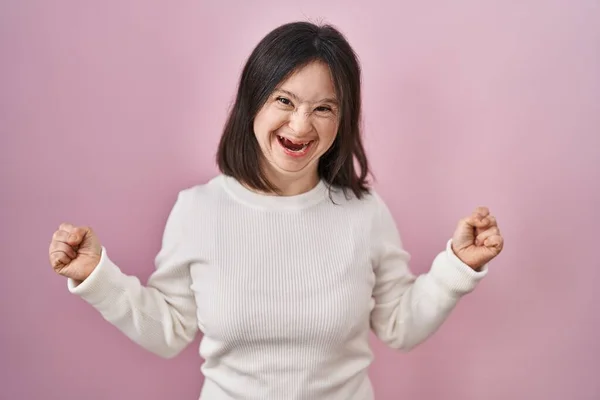 Žena Downovým Syndromem Stojí Nad Růžovým Pozadím Oslavuje Šílený Šílený — Stock fotografie