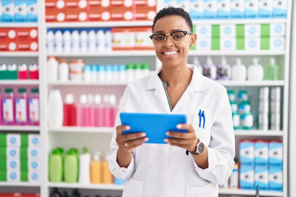 Африканская Американка Фармацевт Использует Тачпад Работающий Аптеке — стоковое фото